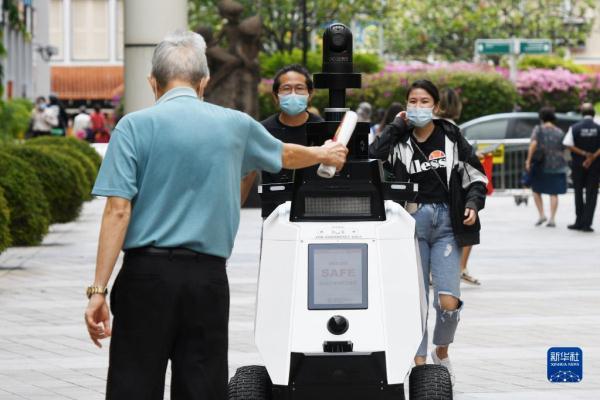 新加坡：机器人维护街头秩序