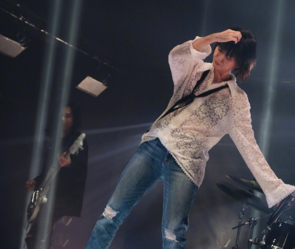 出道21年，直播16分钟获1亿点赞，谁还敢说她是“冷门歌手”？