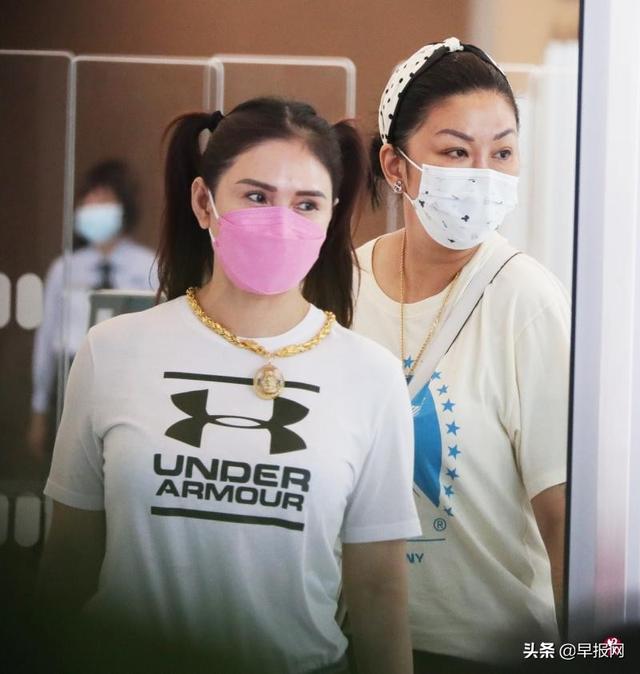 违例抽烟还砸钱侮辱执法者 新加坡两名女子各被罚一万五