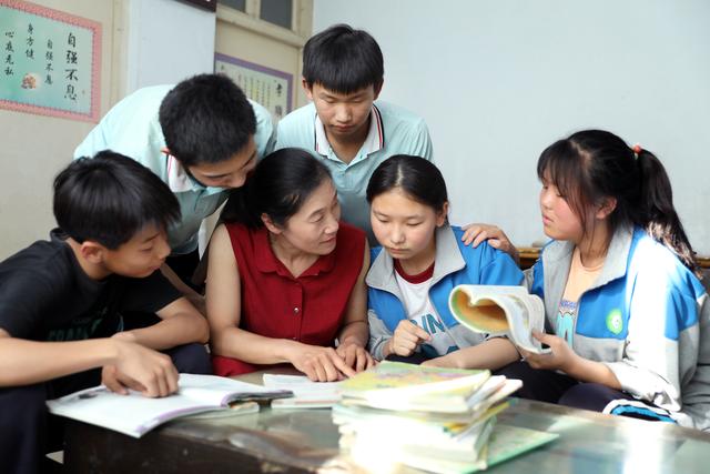 “出彩河南人”2021最美教师发布，13位教师收获“最美”