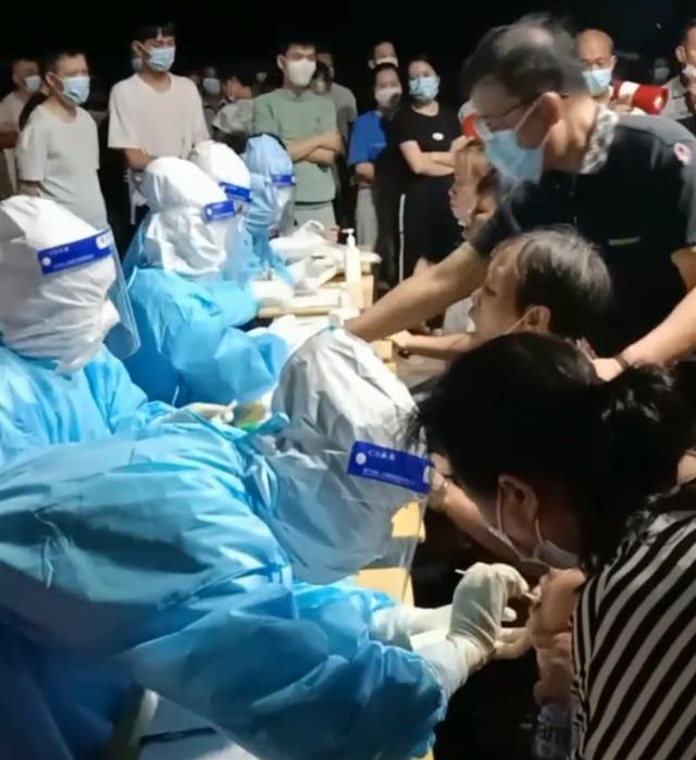 福建仙游一小学现疫情，多名家长陪学生集中隔离