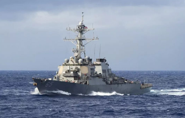 中国制定海上新规后，美国军舰壮着胆子来闯南沙，解放军也不客气