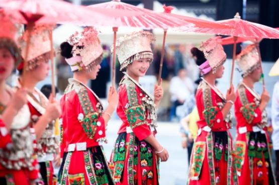 度假到丹寨 , 打卡最美日落，学习鸟笼编制