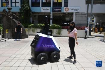新加坡：机器人维护街头秩序「图」