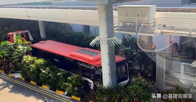 新加坡巴士撞上樟宜机场高架轨道柱 3人受伤送医