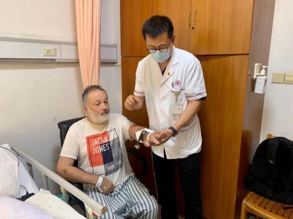 以色列人老安骨折了，却意外和医院志愿者“牵”起一段情：“感谢上海！”