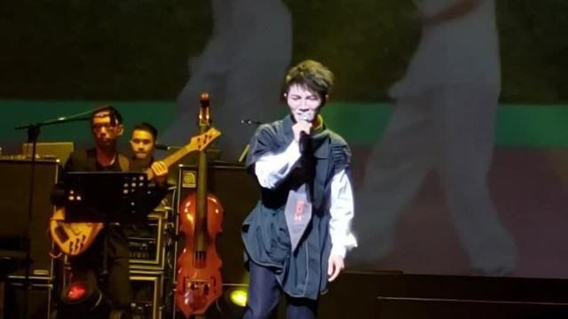 周深新加坡演出现场，一段客家话的演唱，引台下粉丝掌声不断
