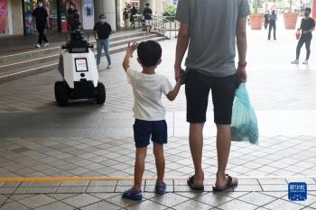 新加坡：机器人维护街头秩序「图」