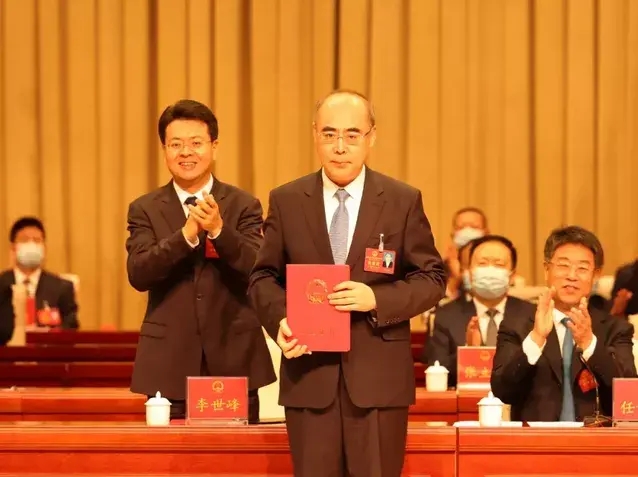 李岩松当选大庆市市长