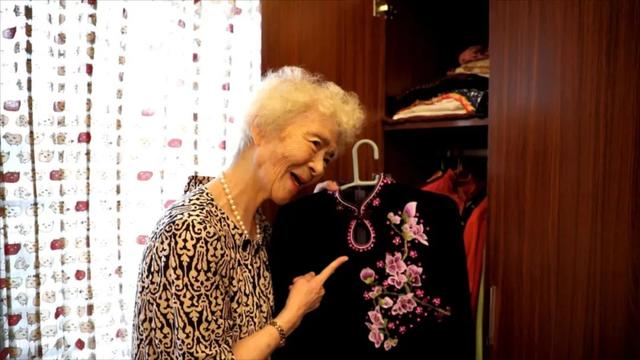余杭89岁“潮奶奶”的花样年华：精通8种乐器，被宠成“小公主”……