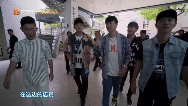 林俊杰在新加坡有多火？一进商场立马被包围，人气火爆！