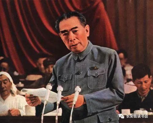 「学习恩来」周恩来在万隆会议上根据和平共处五项原则的精神，促进亚非国家团结