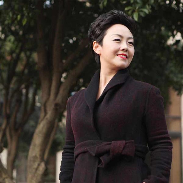 用一针一线绣出美丽生活——民建会员靳英丽带领云南绣娘走上致富路的创业故事