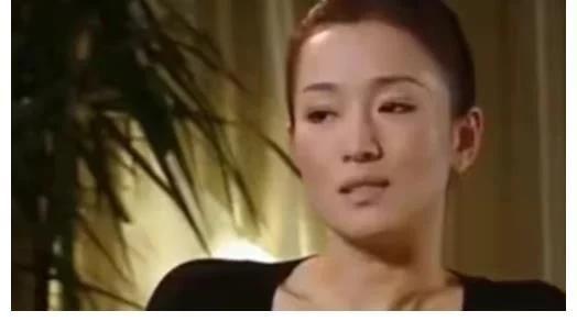 55岁巩俐被曝要申请改回中国国籍，此前随丈夫加入到新加坡籍