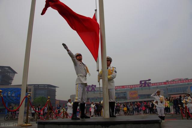 香港第一个升起五星红旗的富豪，临终捐2000亿，儿子开出租车谋生