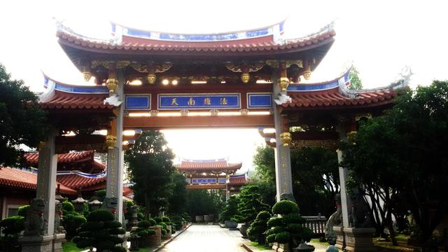 富有艺术特色的新加坡双林寺