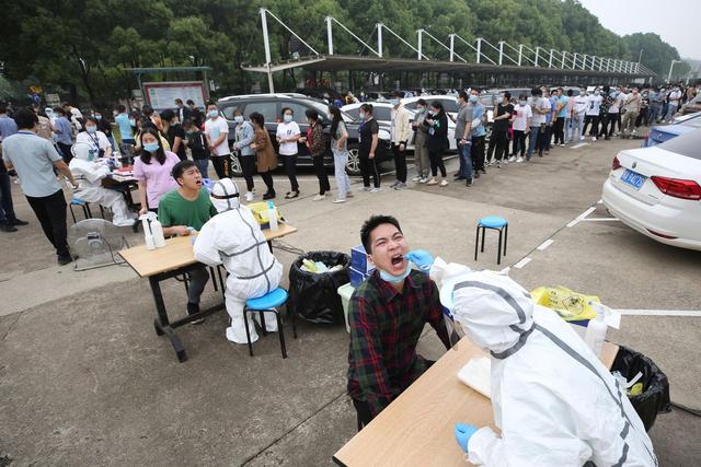 新加坡“躺平”证明，“与病毒共存”错得太离谱