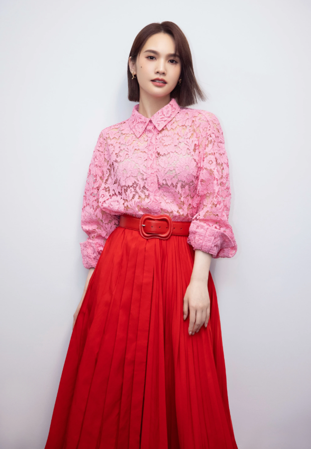 杨丞琳结婚两年活成少女，镂空上衣甜美俏皮，半身裙明艳晃眼
