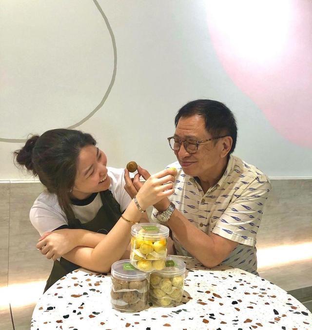 许绍雄24岁女儿官宣订婚，未婚夫高大帅气，两人交往数年感情深厚