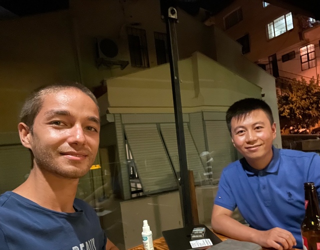 极其谦逊礼貌，信仰上帝做好事，是标准的世俗派但对宗教禁忌无感
