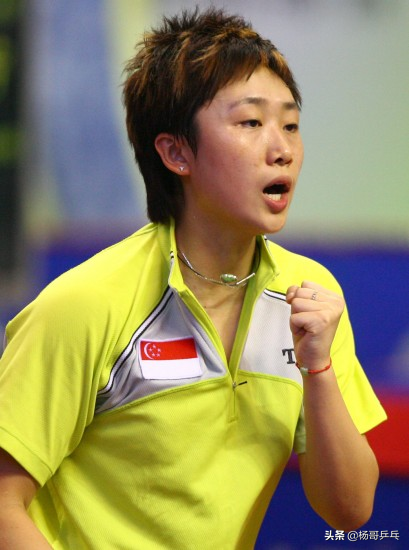 她因身体原因被劝退，却代表新加坡获得世界冠军，曾多次战胜小枣
