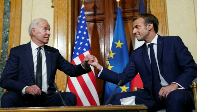 马克龙这回赚了，拜登亲自登门道歉，承认潜艇问题“是美国太笨”