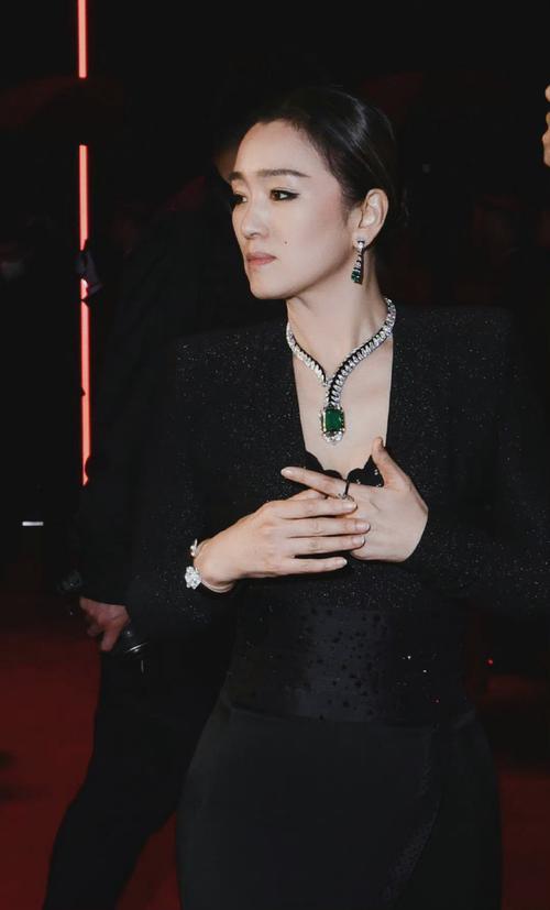 跟随谢霆锋脚步，网传巩俐弃新加坡籍「回归祖国」