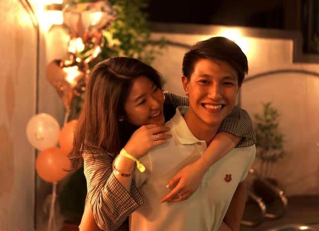 港星许绍雄晒女儿被求婚现场照，爱女手戴大钻戒满脸幸福，曾斥巨资为其开店
