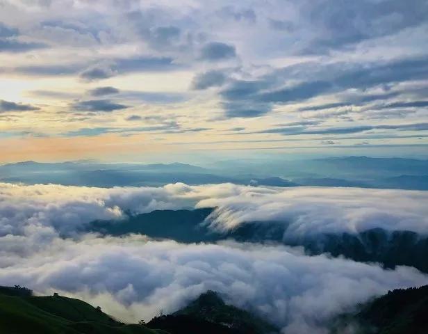 相比《天堂旅行团》我更喜欢《云边有个小卖部》