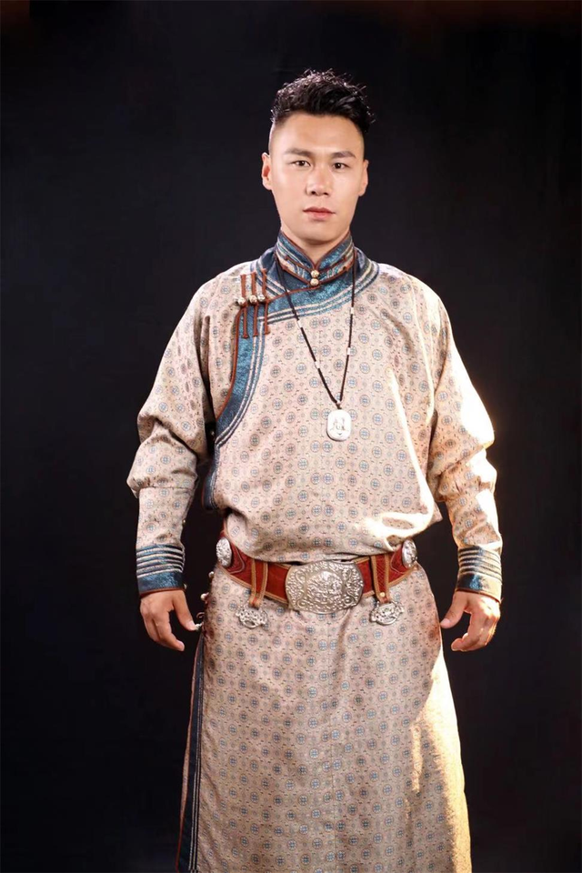 歌手科尔沁新歌《成吉思汗》草原魂穿越时空映苍穹