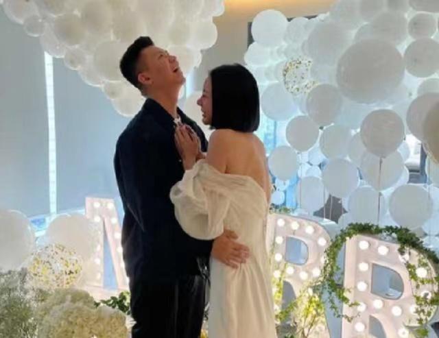 何猷君前任高调晒幸福，新男友求婚场面超级浪漫，钻戒有五卡