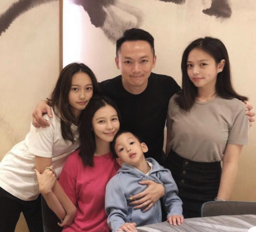 她6年生4胎没名分，她怀孕8次只为生儿子，她们拼命生子图什么？