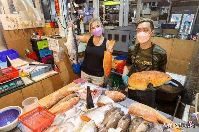 这对新加坡年轻情侣为何选择开档卖鱼？