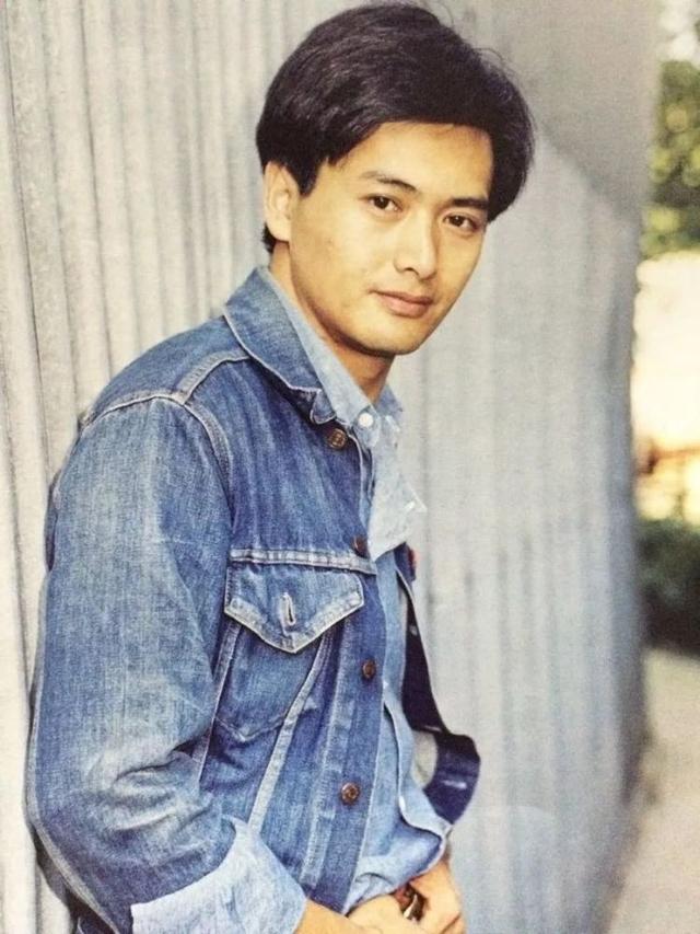1982年，周润发为何在女友姐姐家中拿起一瓶消毒水，一饮而尽？