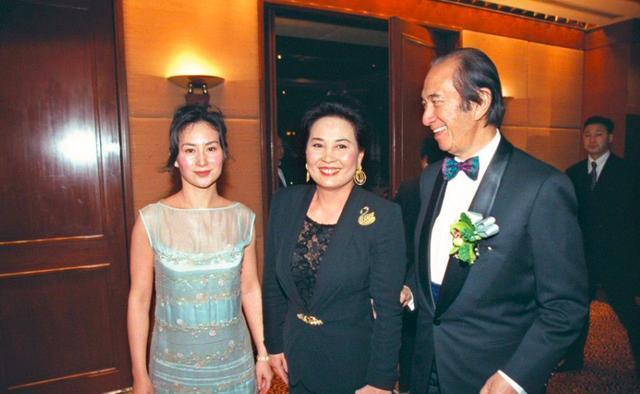 李巍不顾家人反对嫁给刘永好，今丈夫成中国首富，还送几千万给她