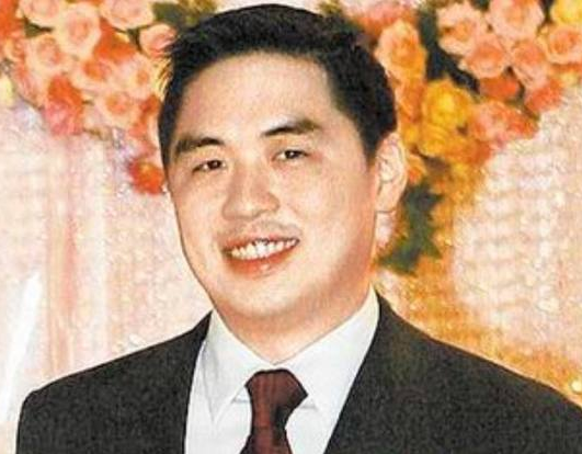 41岁富豪与日本妻子传婚变，被曝三婚娶空姐，新欢将在新加坡产子