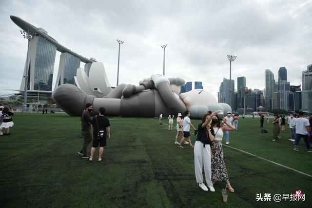 展出被禁又解禁 KAWS大型充气雕塑新加坡站神反转