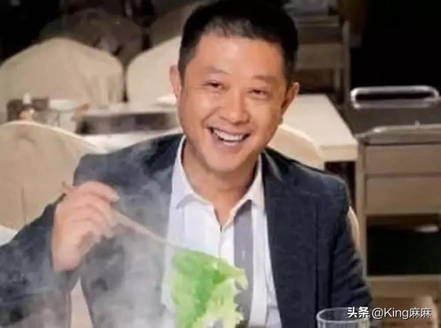 4张桌子起家，靠一口锅捞金千亿，45岁全家移民，成新加坡首富