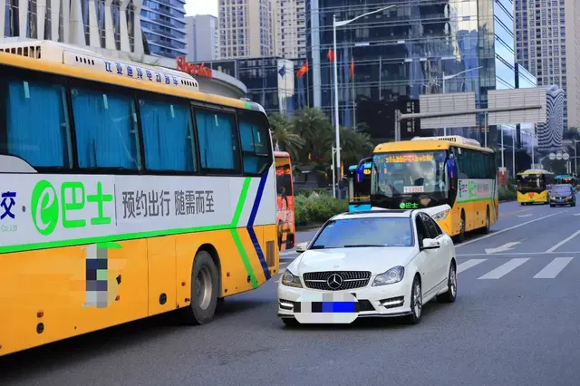 全球车企巨头发布停产燃油车时间表，电商巨头决战新能源车赛道