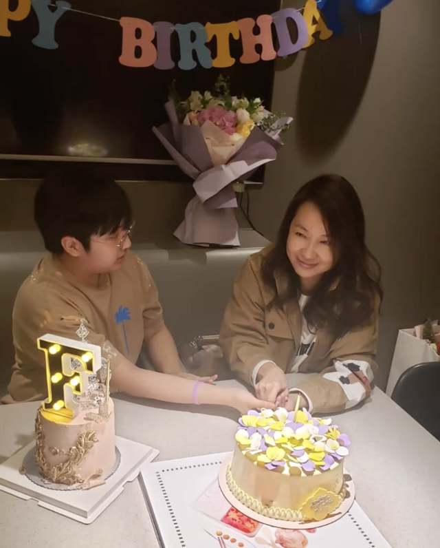 吴镇宇妻子迎50岁生日，费曼送吻为妈妈庆祝，曝其年轻旧照超惊艳