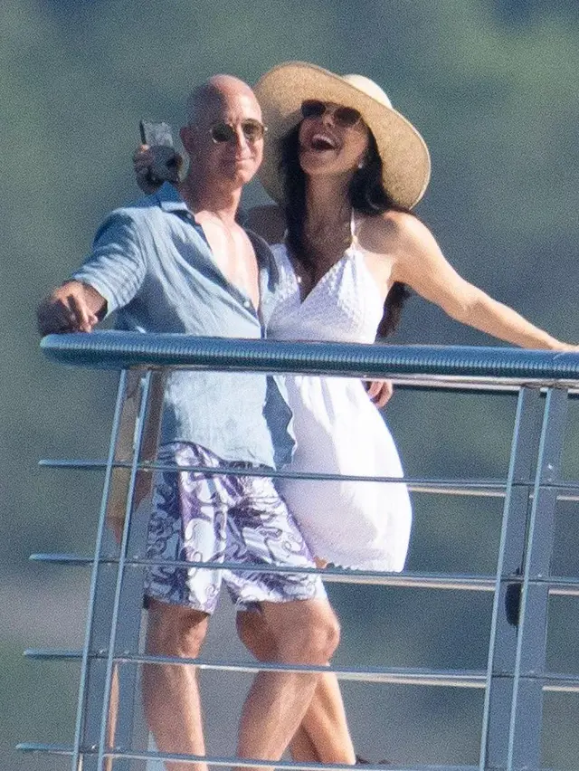 女友看上了莱昂纳多？世界首富争锋吃醋，秀肌肉“威胁”小李子