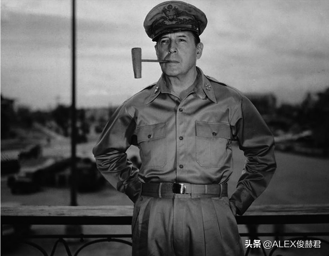 二战趣闻：麦克阿瑟为何会送钢笔，给一个英国的降将
