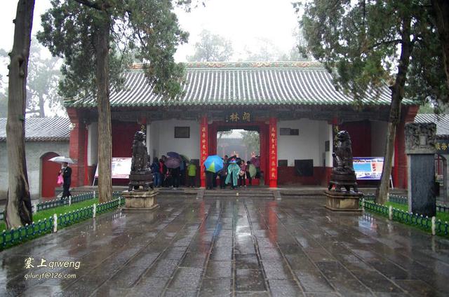 冒雨拜谒关林庙 忠义神武关圣大帝林 毕业51年后再聚会（5）