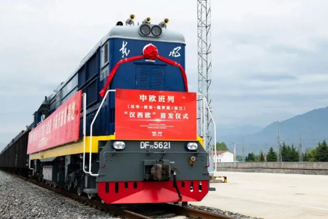 中欧班列订单暴涨3倍，中国再次创造奇迹，新加坡心急火燎