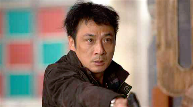 他被誉为“神经质影帝”，曾3次落选TVB培训班，为妻子打架留案底