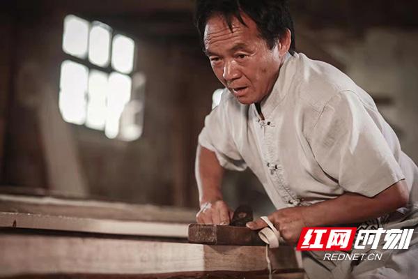 “洞庭湖老麻雀”新画像｜龙舟传人许桂生：从蓝墨水上游竞渡世界
