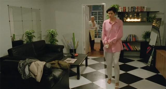 光头去新加坡的事被老婆发现，直接被胖揍一顿，太惨了