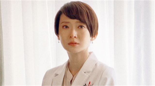 “英皇一姐”周家怡：曾是佘诗曼的好闺蜜，却因“抢男人”决裂？
