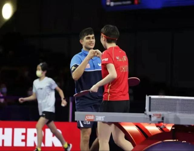 美国小伙儿抱紧国乒姑娘大腿乐开花，全网叫周启豪起床当大男主