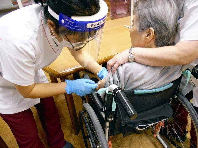 日本疫情因病毒“自然死亡”而神速消退？自民党被质疑为大选操控核酸检测数，日本将于本月重开国门